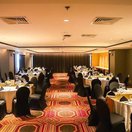 Brittany Hotel Bgc Тагіг Екстер'єр фото