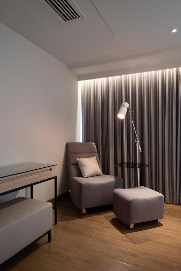 Brittany Hotel Bgc Тагіг Екстер'єр фото