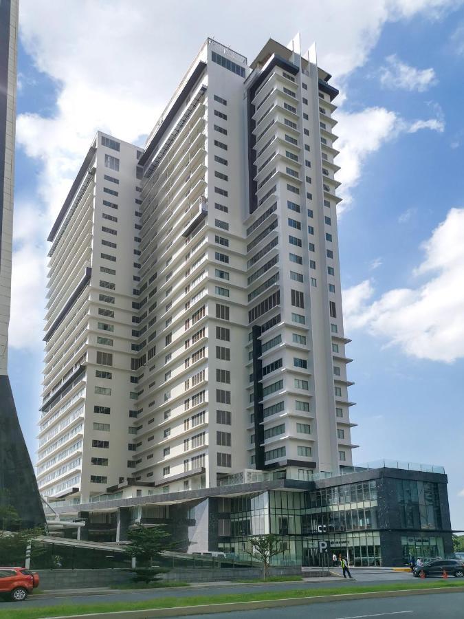 Brittany Hotel Bgc Тагіг Екстер'єр фото