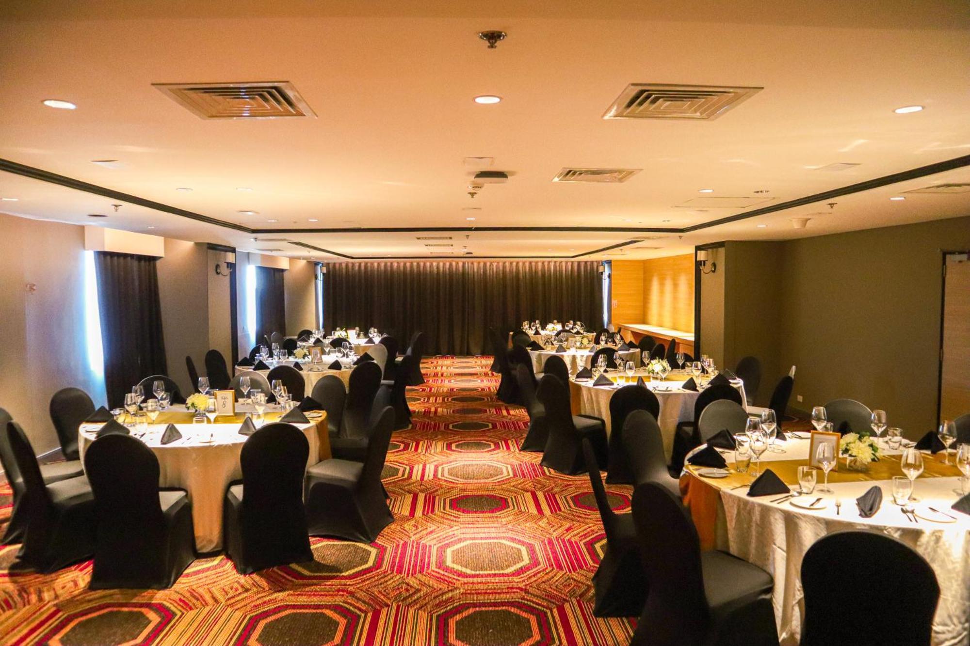 Brittany Hotel Bgc Тагіг Екстер'єр фото