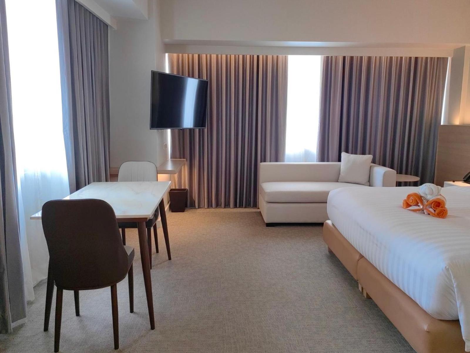 Brittany Hotel Bgc Тагіг Екстер'єр фото