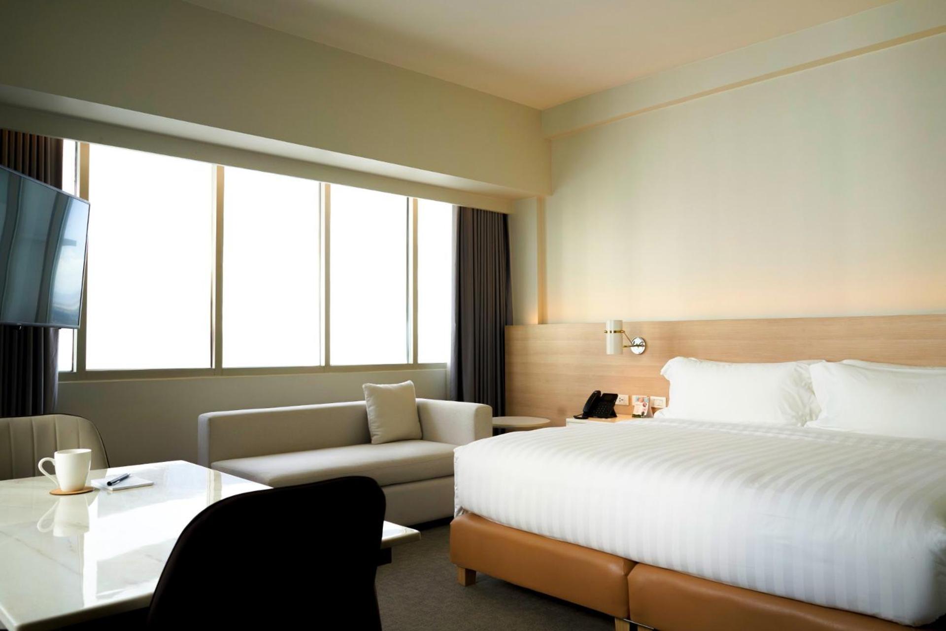 Brittany Hotel Bgc Тагіг Екстер'єр фото
