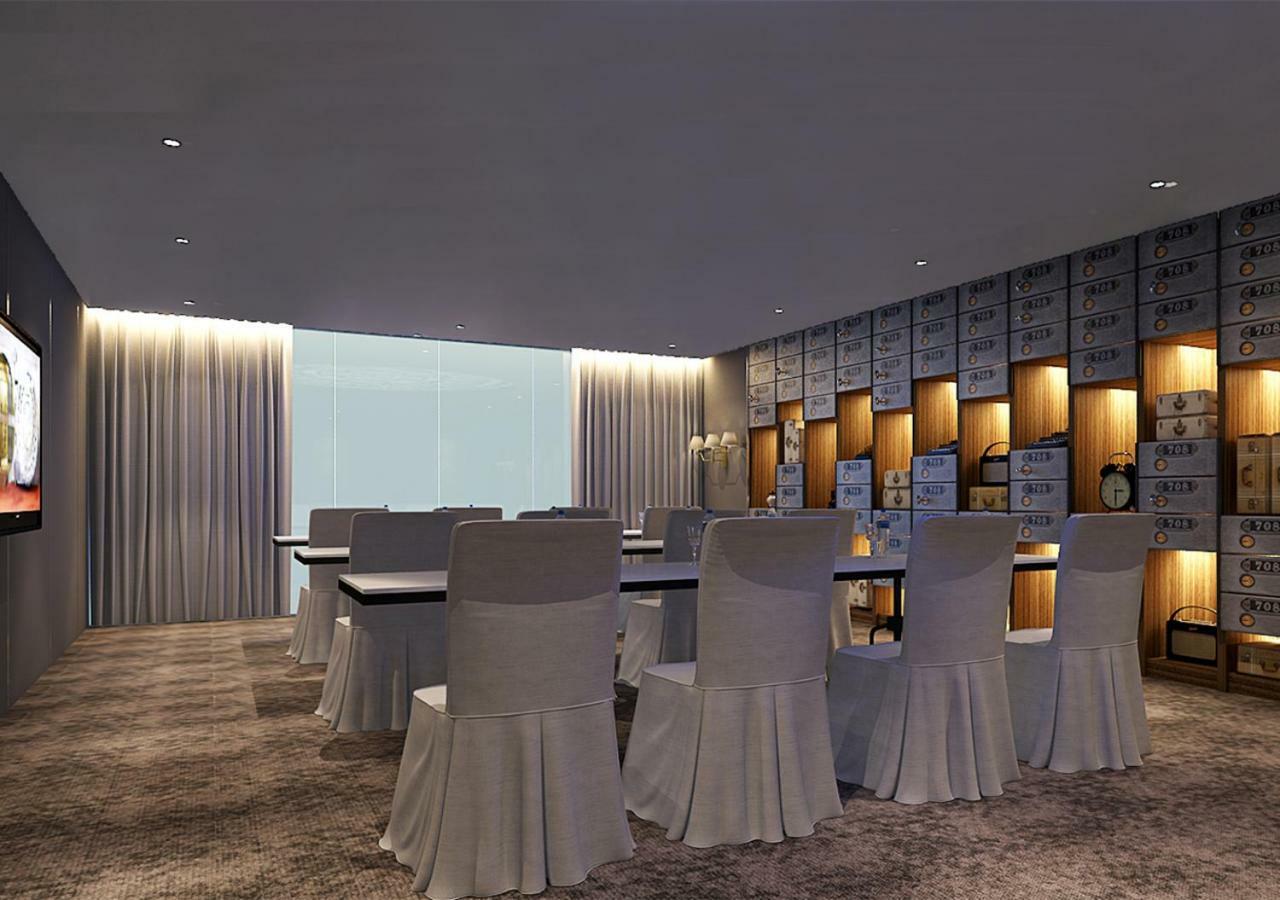 Brittany Hotel Bgc Тагіг Екстер'єр фото