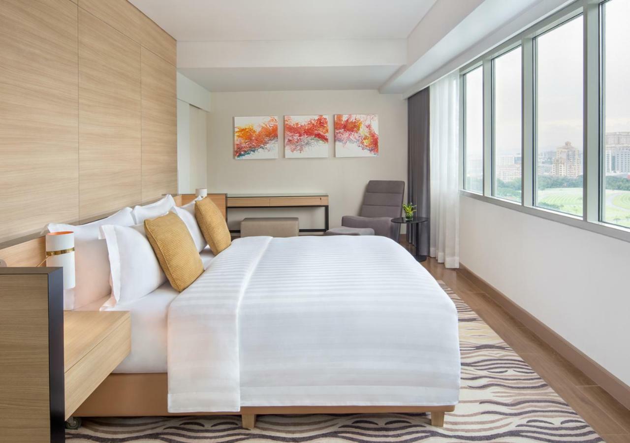 Brittany Hotel Bgc Тагіг Екстер'єр фото